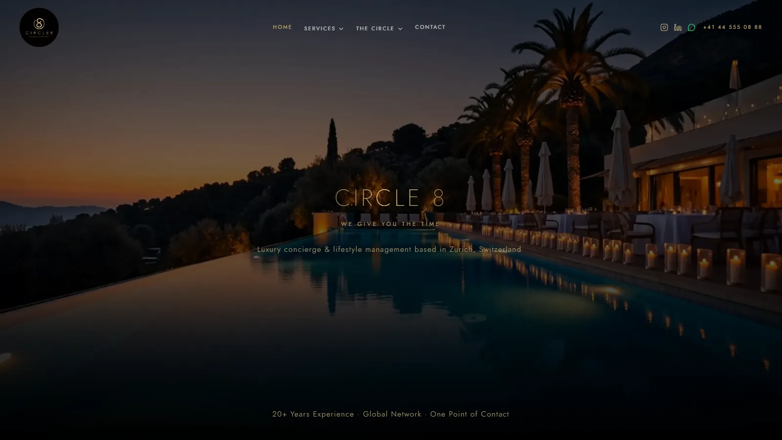 Startseite von Circle 8 mit Pool und Terrasse bei Abendstimmung